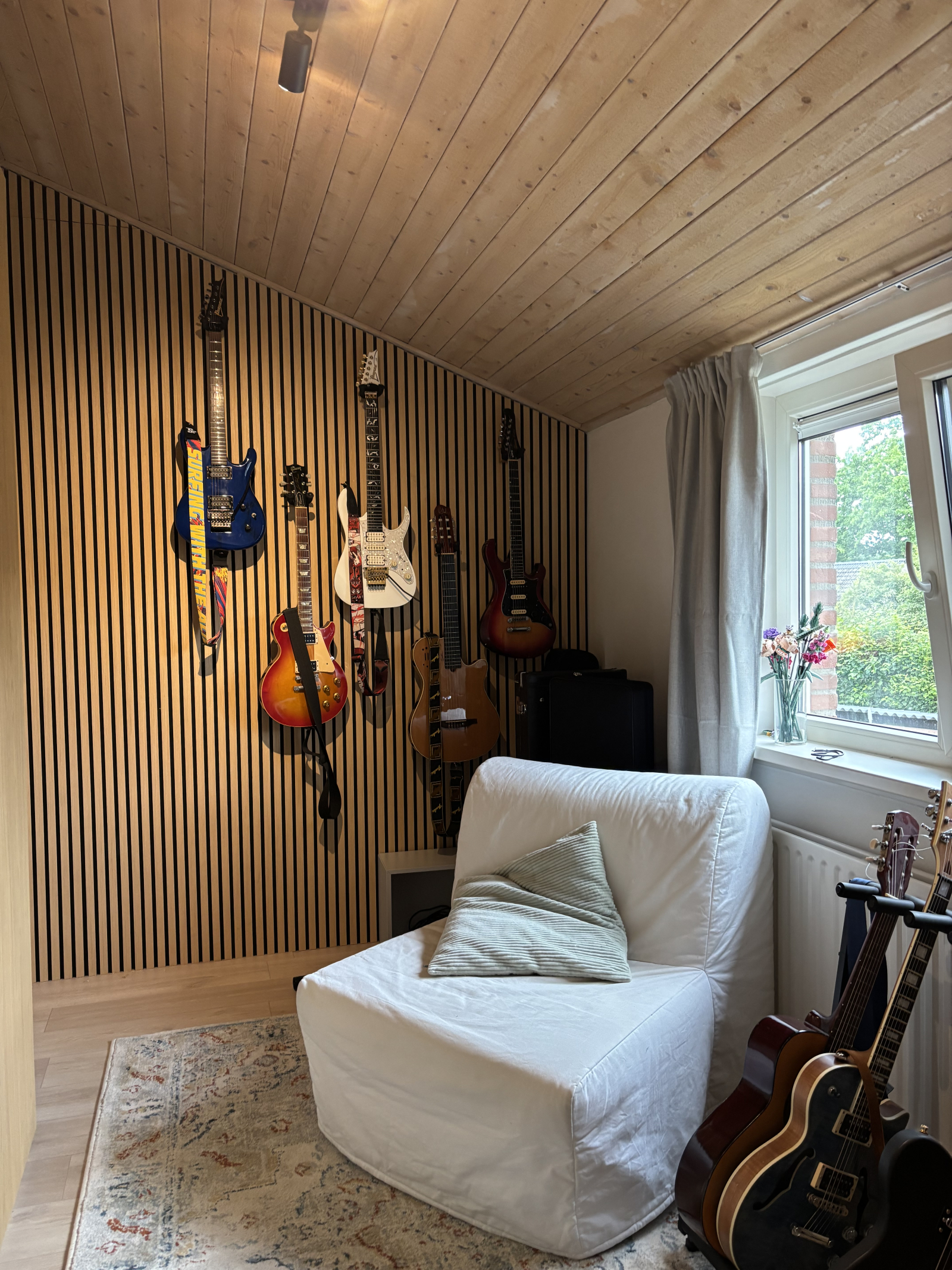 Music room (guitars 😉) with sofa bed