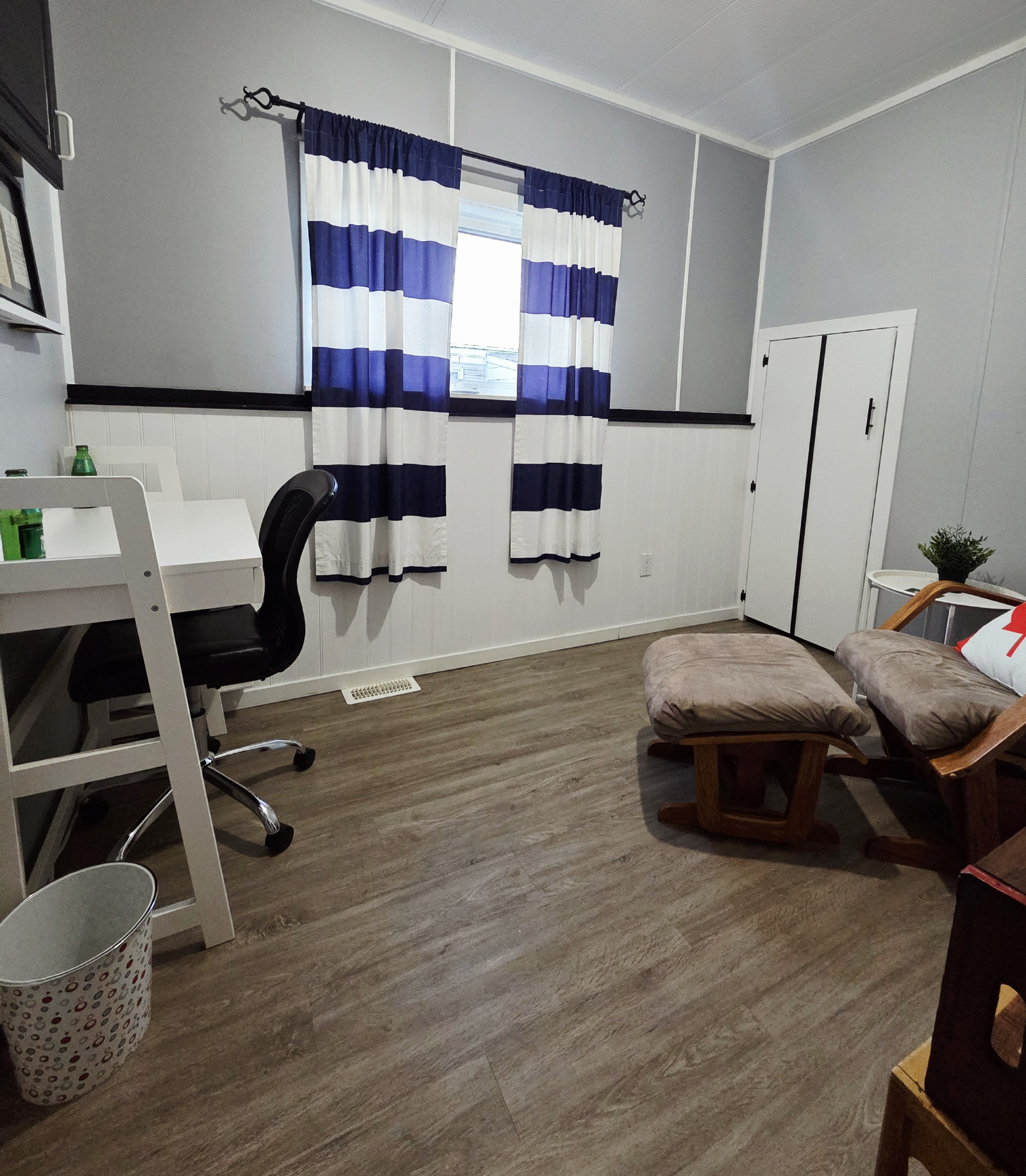 La troisième chambre confortable est utilisée comme salon et espace de travail dédié. L’Internet hau ...