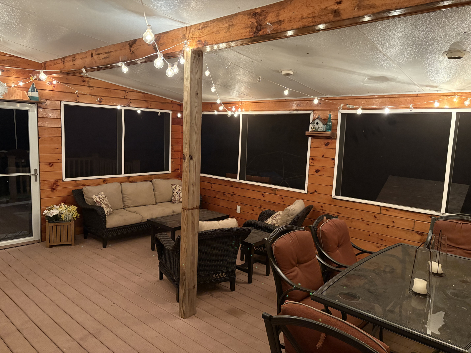 Área de jantar e lounge. Divirta-se ouvindo a sinfonia do canto do sapo!