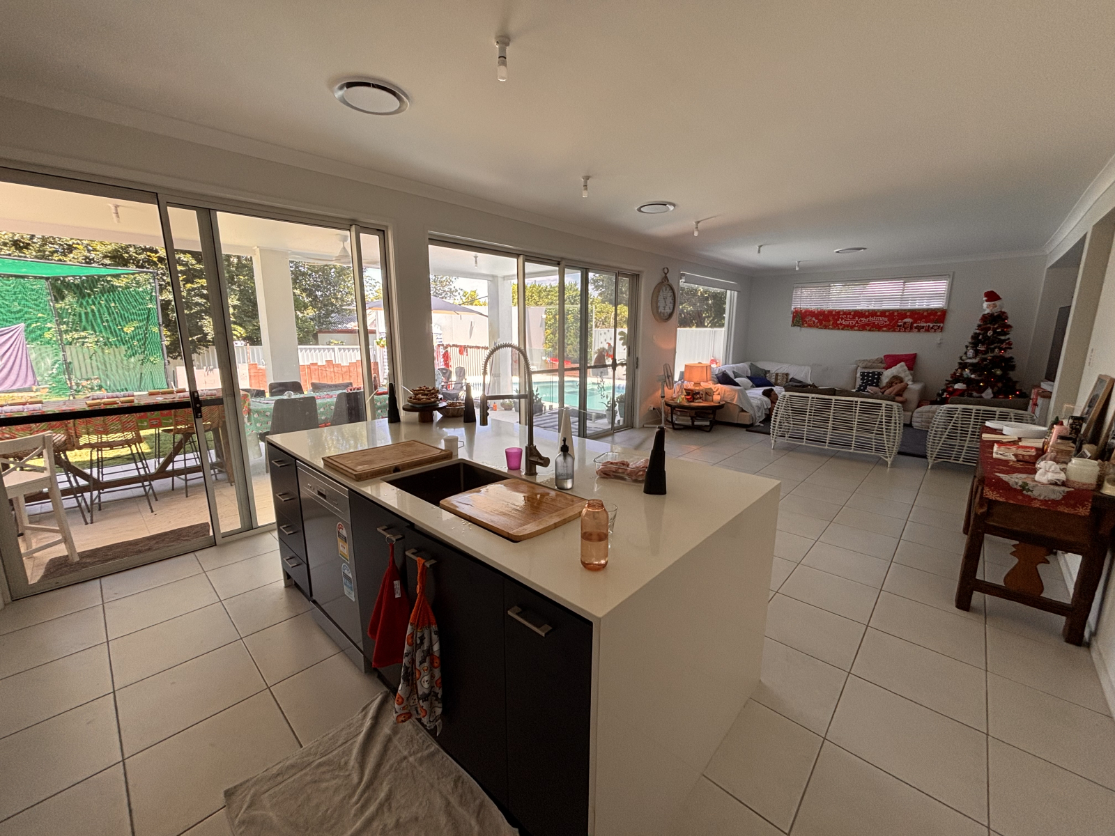 Casa de família em Brisbane com apartamento para vovó, piscina, spa, acesso lateral, boas escolas, subúrbio seguro