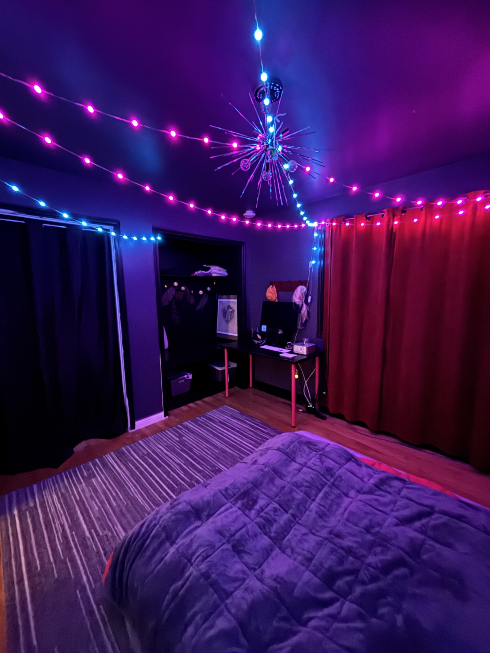 Deuxième chambre avec lit Queen escamotable - à côté de la salle de bain miroir goutte de pluie. Rez ...