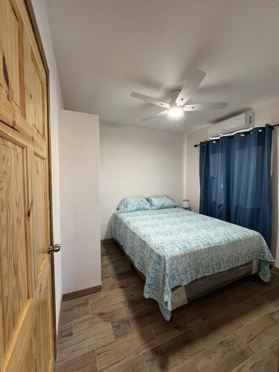 Onderste slaapkamer queensize bed, plafondventilator en airco