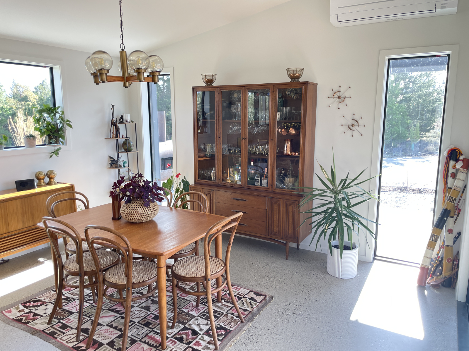 Esszimmer mit Möbeln aus der Mitte des Jahrhunderts, Beleuchtung und restaurierten (sie waren in ein ...