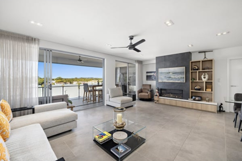 L’un des 2 salons.  Foyer au gaz