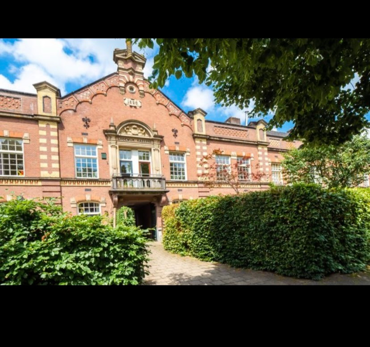 Fachada de estilo rococó de 1890. Sirvió como cuartel en su momento y tiene un estatus monumental.