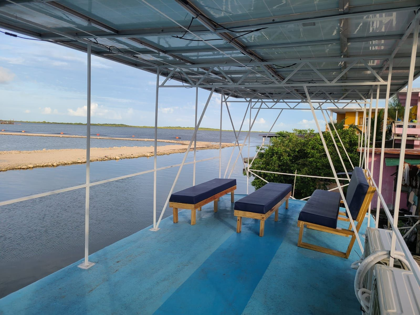 Casa flotante solar en la ciudad de San Pedro, Belice