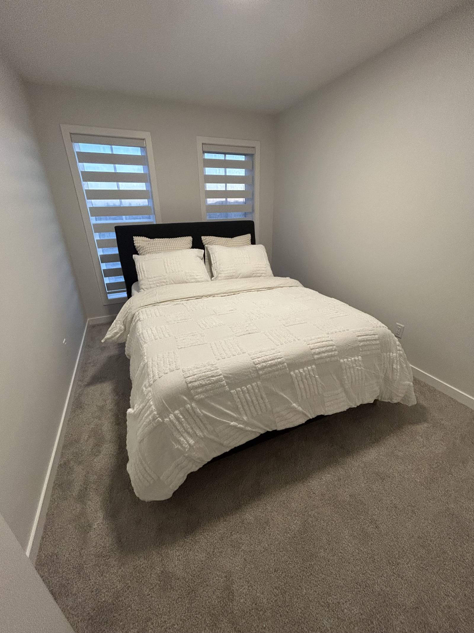 Guests room with queen size bed