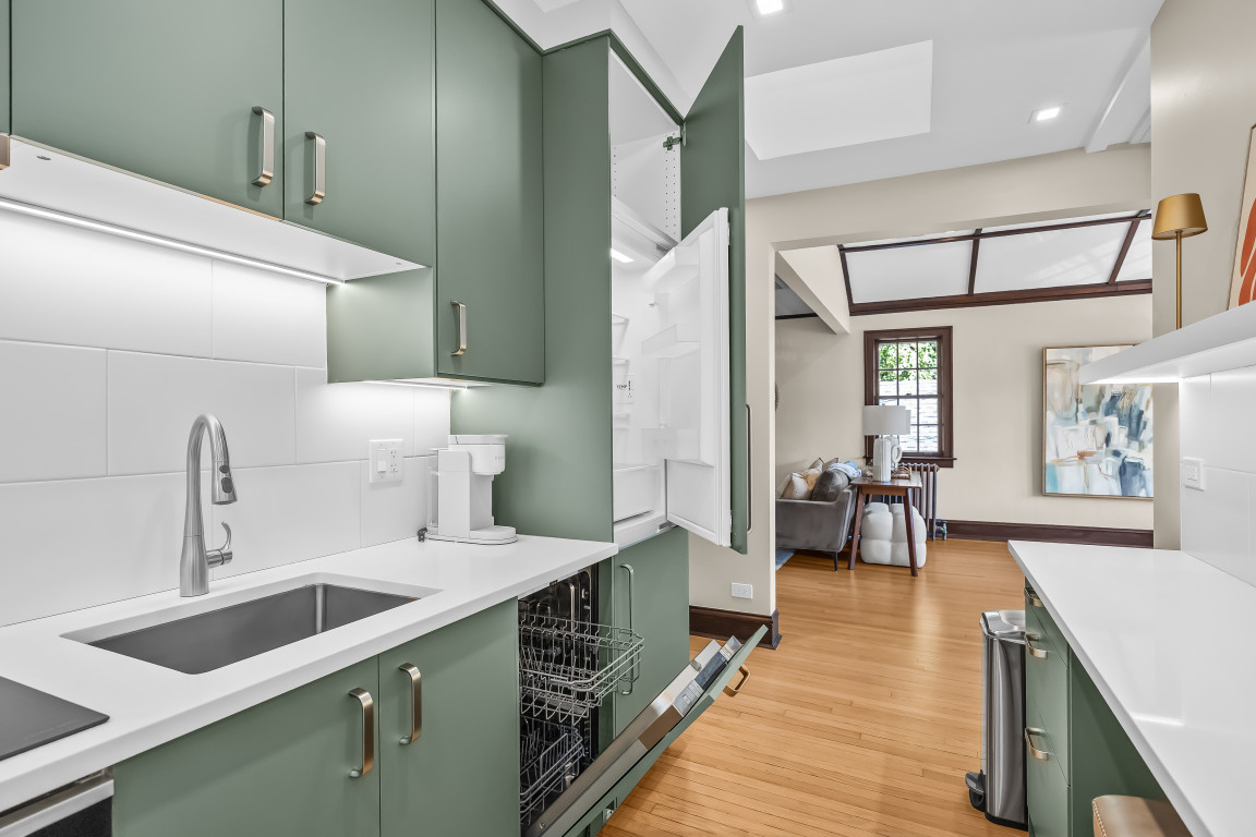 Charming coach house in college town minutes from Chicago