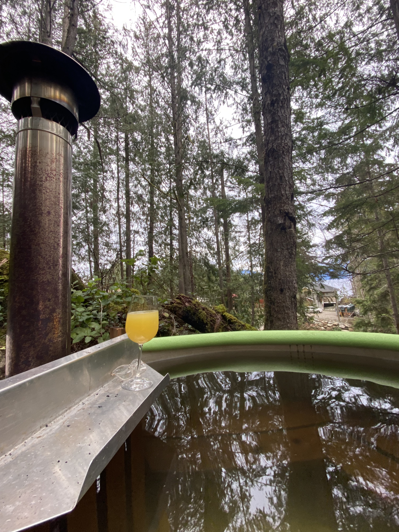 Perfekter Ort für eine morgendliche Mimose - und einen Blick auf das Meer