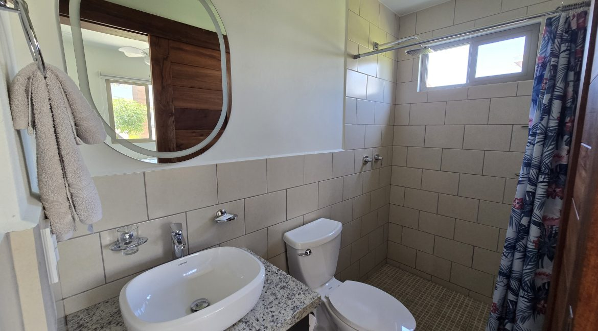 Baño inferior (el baño superior es idéntico)