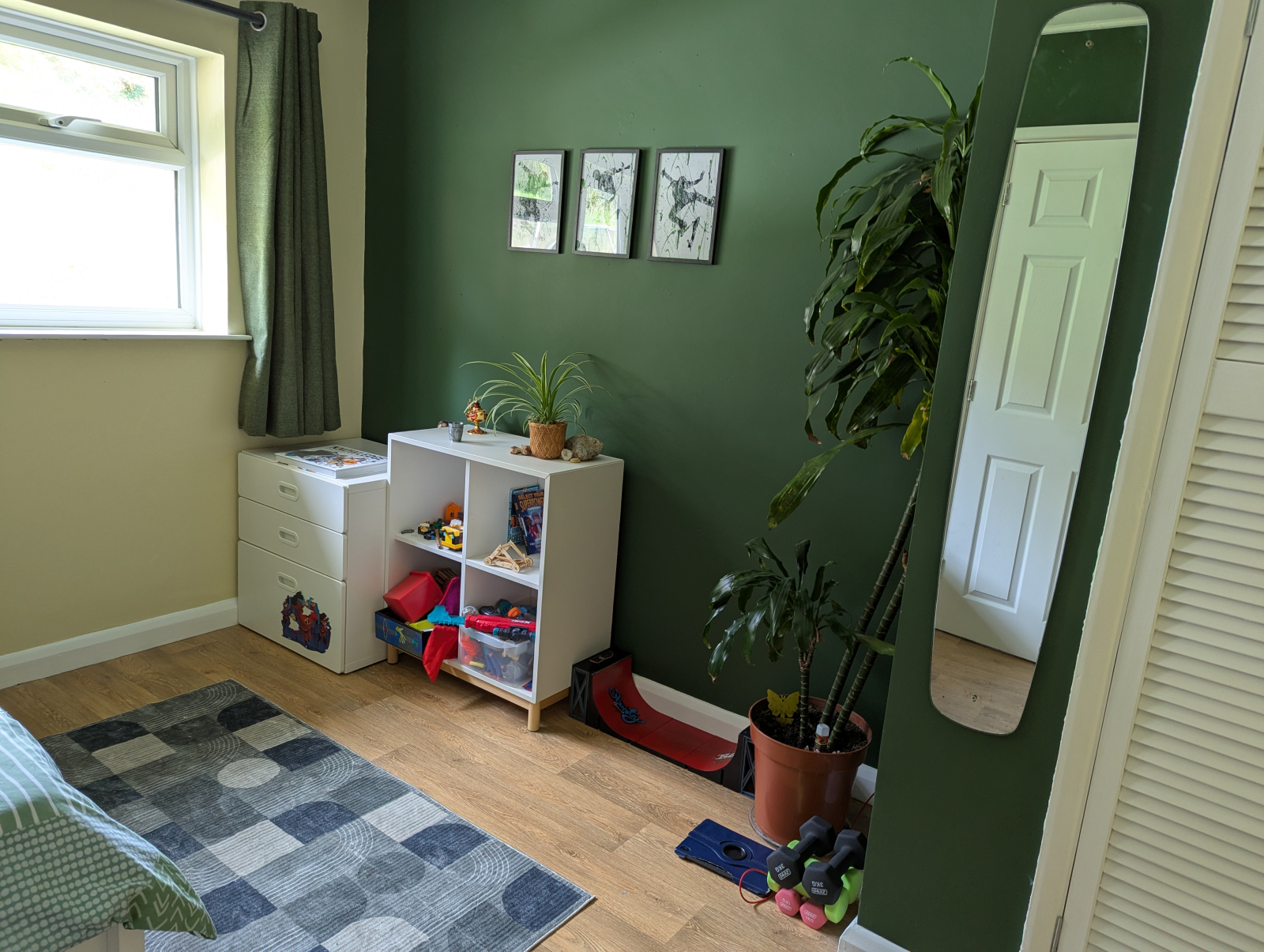 Wir haben gerade dieses Kinderzimmer dekoriert und es ist wahrscheinlich wegen der Seillampe unter den Regalen nicht mehr für Kleinkinder geeignet. Wir können es leider nicht für Besucher entfernen, weil es befestigt ist.