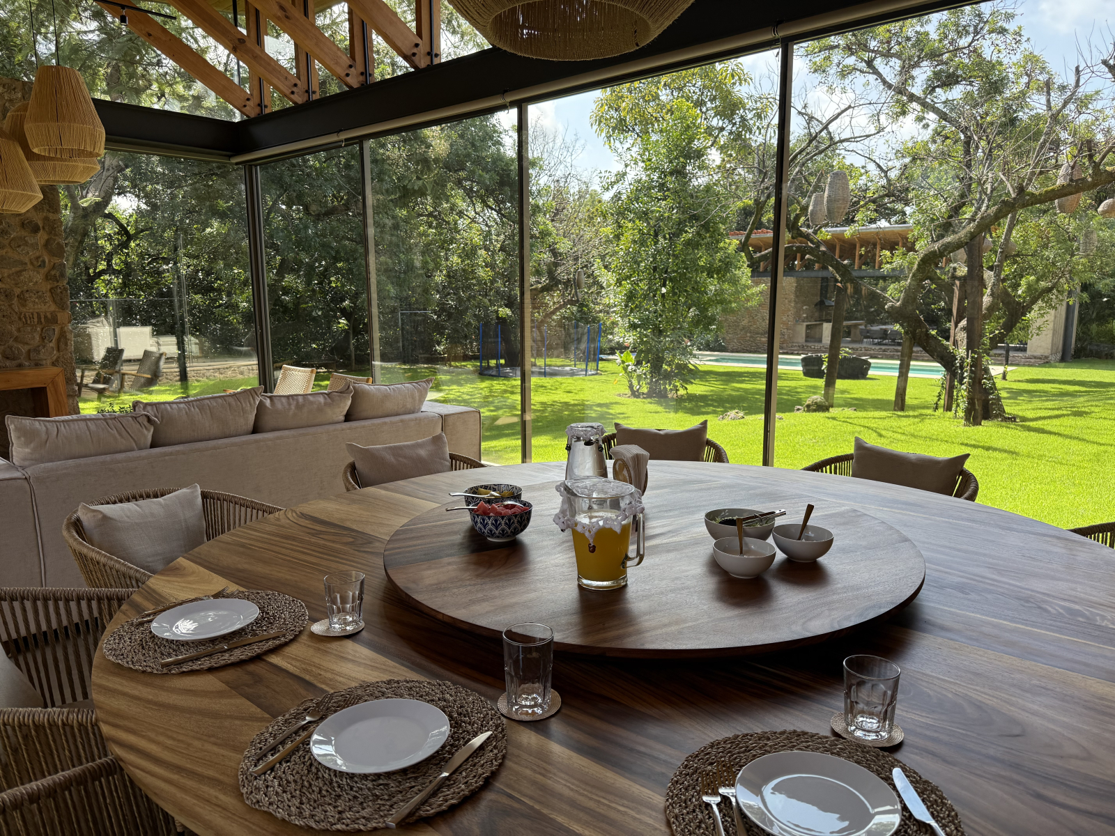 Desayuno con vista al jardín , fruta fresca de nuestros árboles y opción de cocinera