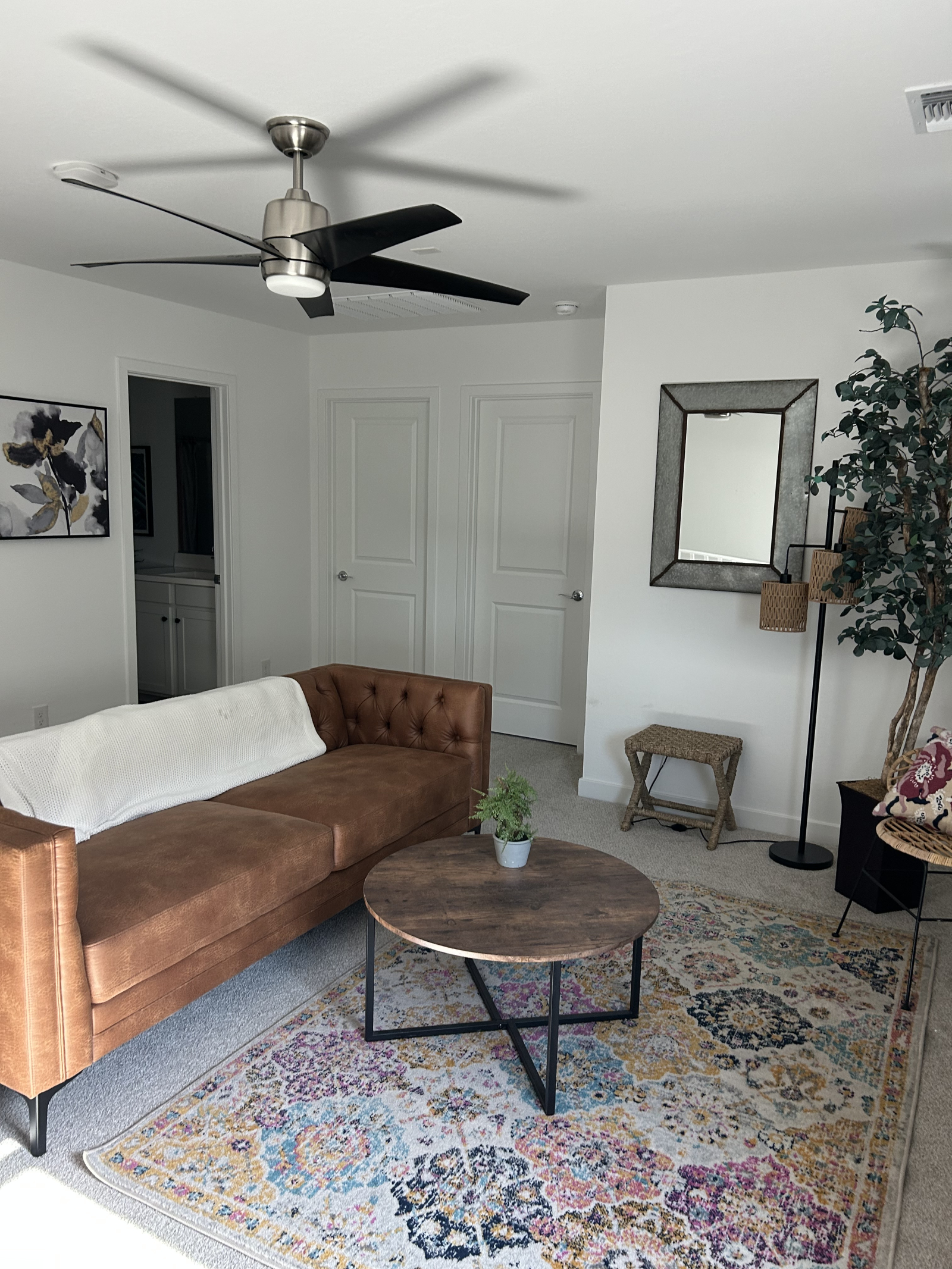 Loft en la planta superior con cómodos asientos, TV y un espacio de trabajo dedicado ---perfecto par ...