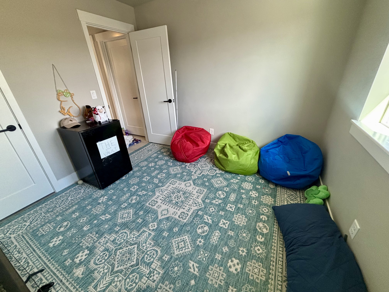 Terza camera da letto allestita come sala giochi con tv, Nintendo Switch e piccolo frigorifero. Qui non c'è letto, ma ci sono due materassi gonfiabili.