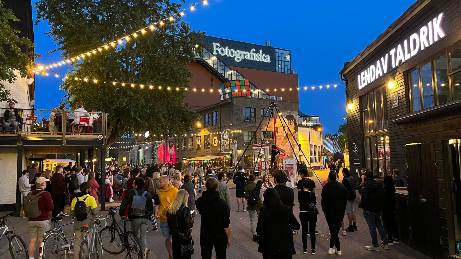 Telliskivi Creative City mit lokalen Designgeschäften, trendigen Restaurants, Straßenkunst, Fotografiska-Museum, 7 Minuten mit dem Taxi, 45 Minuten zu Fuß.