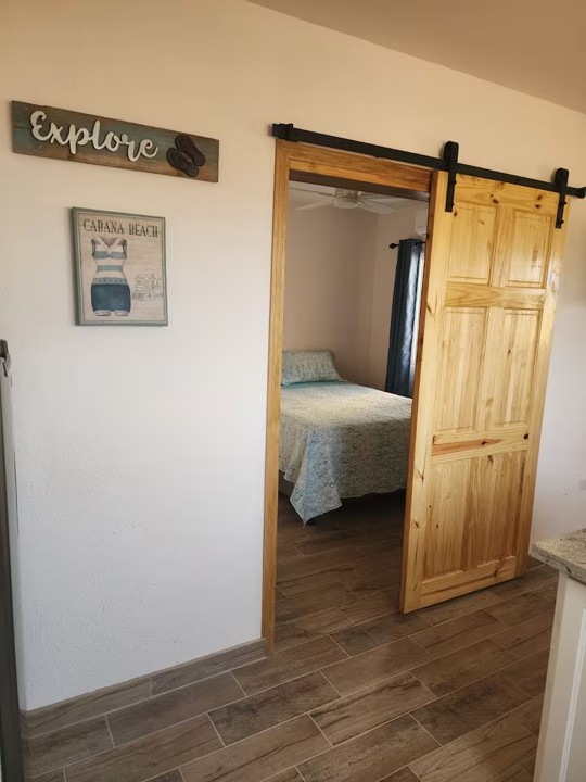 Ingang van de schuur naar de onderste slaapkamer en badkamer