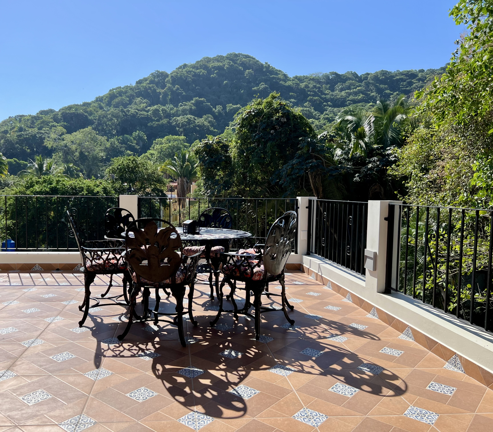 Terraza superior y vista a la selva