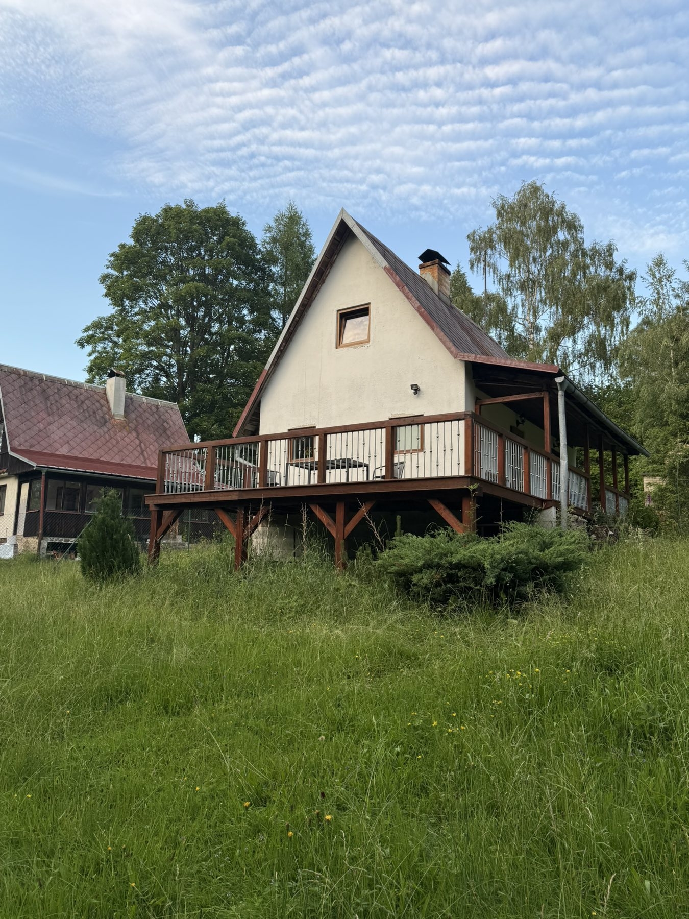Casa de campo tradicional rodeada de bosque y naturaleza en la frontera del parque nacional