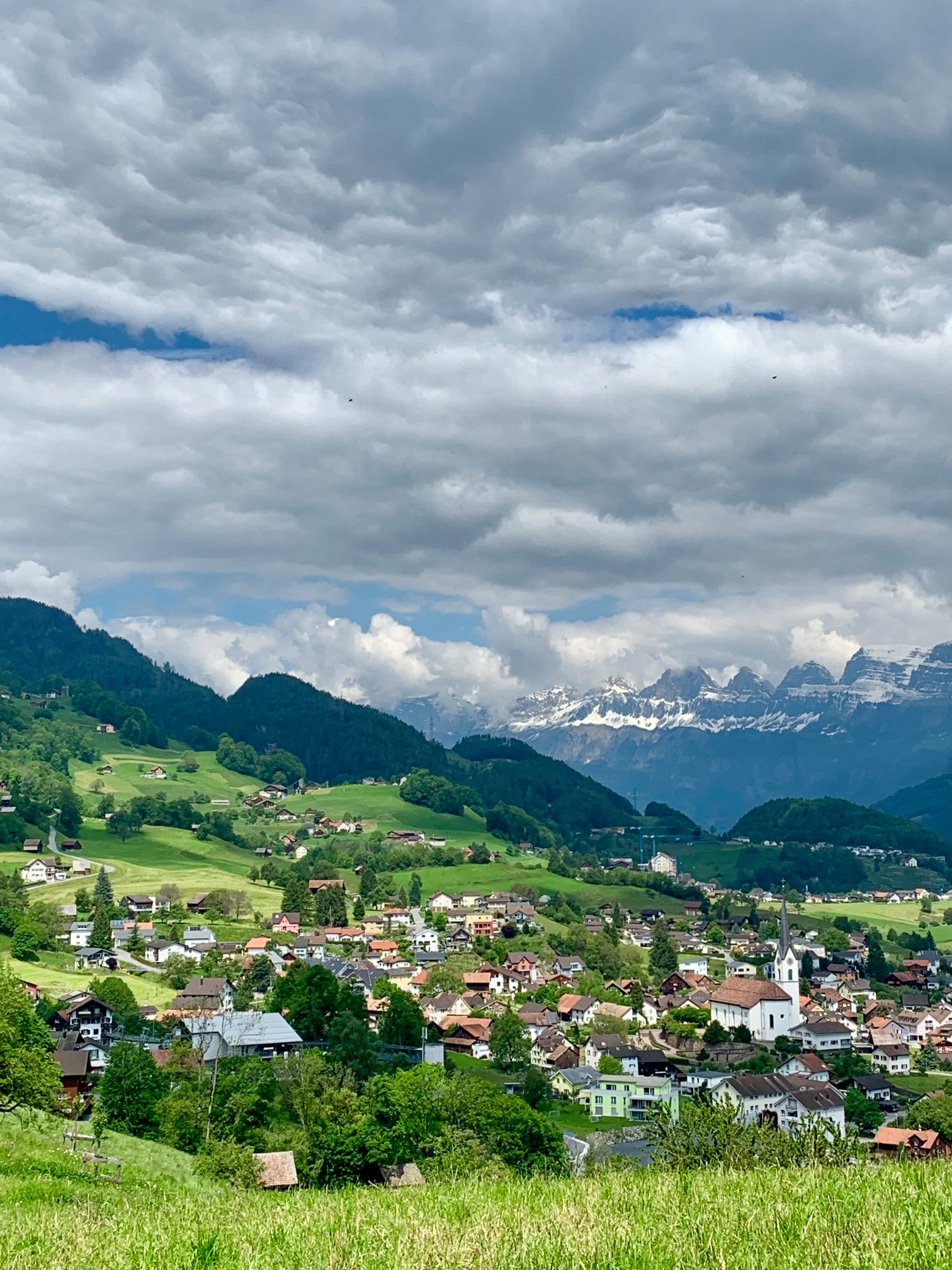 Un pueblo tranquilo con impresionantes vistas en todas las direcciones, pero a solo 3 minutos en coc ...