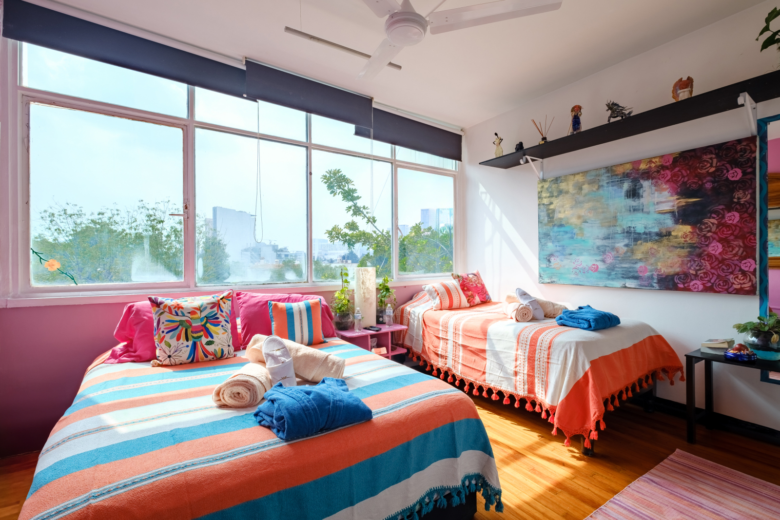 Family Room mar 3 prs travelers seeking a wholesome, safe, and shared environment, this space offers all the comfort you need in the heart of Polanquito.
Equipped with one Queen Size beds + 1 twin size bed, perfect for ensuring a restful sleep  AND SMALL SHARED BATHROOM