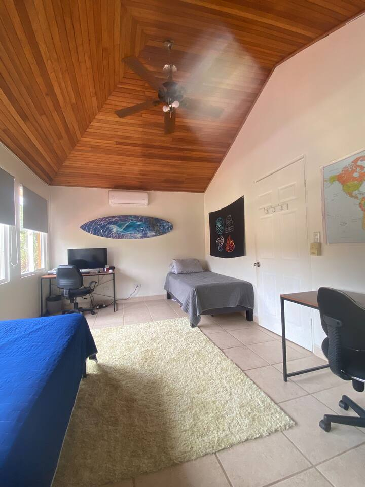 Ampia camera da letto al piano superiore con 2 camere singole o 1 king, unità di aria condizionata, ventilatore a soffitto, scrivania e una vista splendida!