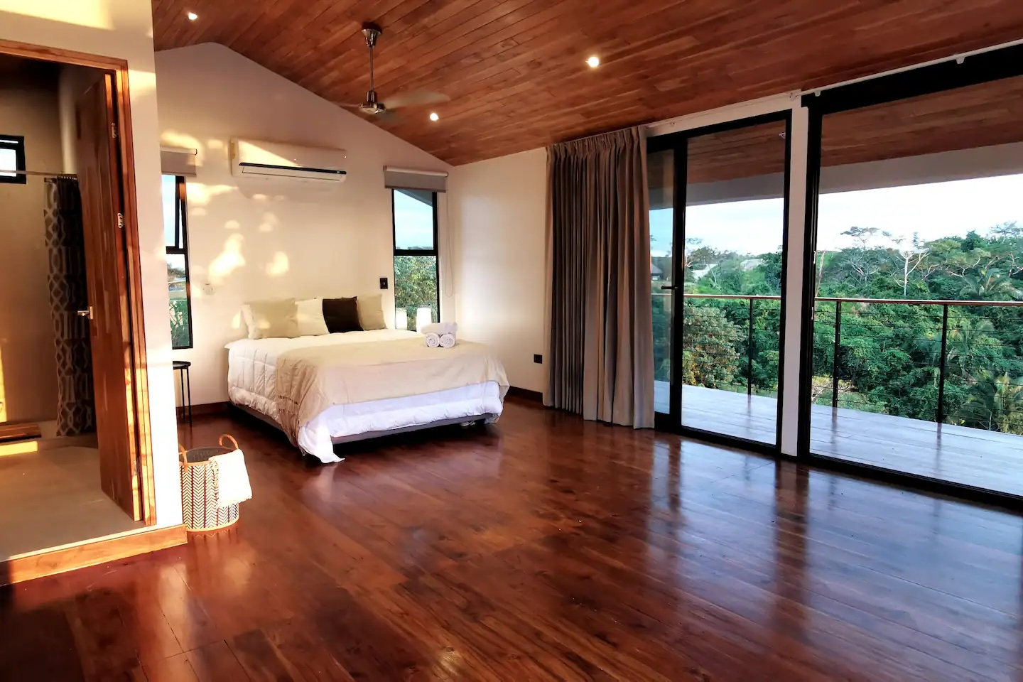Dormitorio con el balcón largo hacia la vista de la selva, reserva 🌳 natural