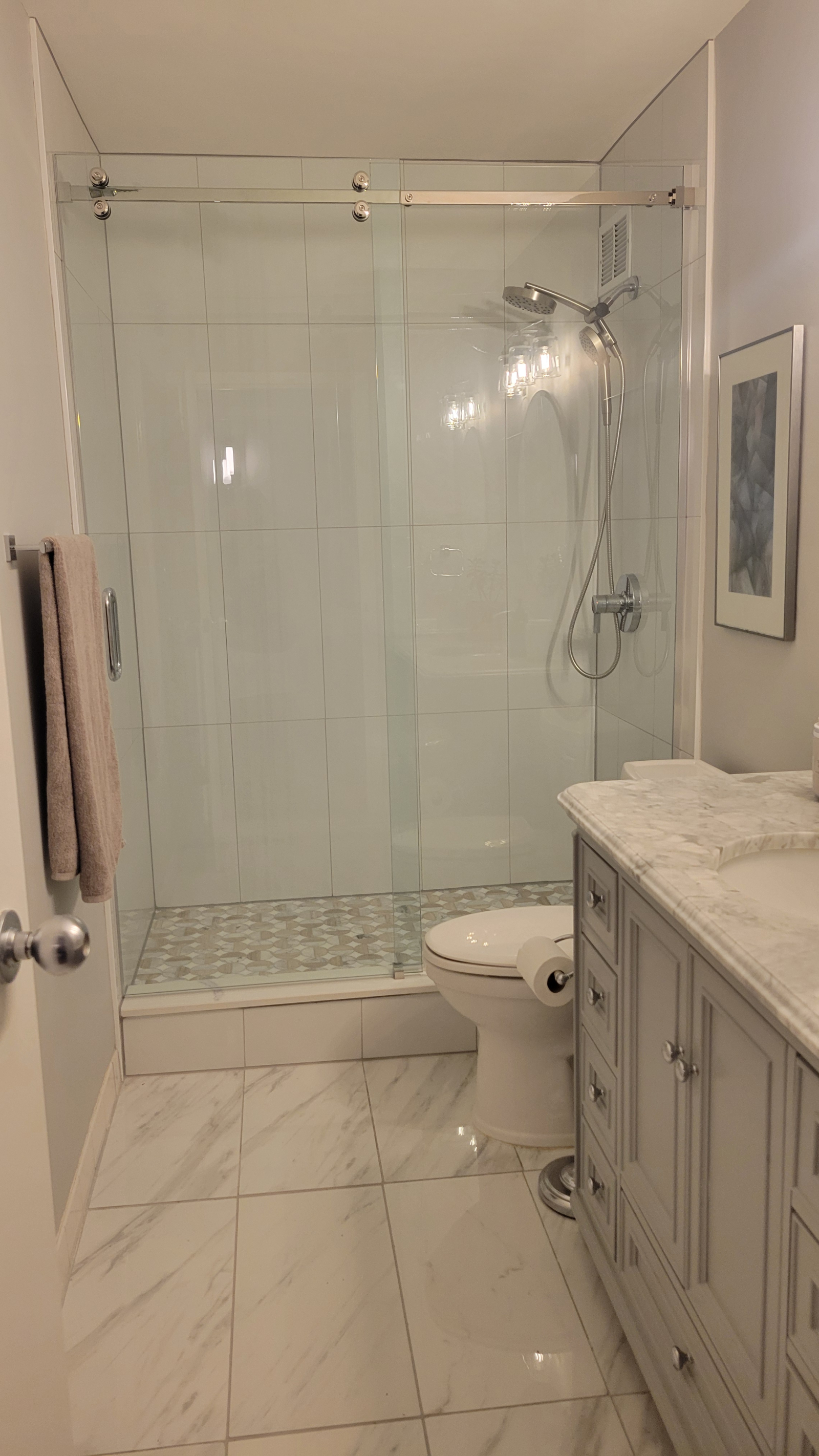 Terzo bagno che si trova fuori dal corridoio d'ingresso.