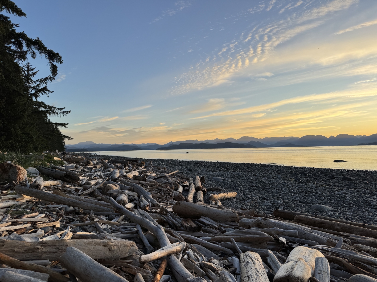 Amanecer en la isla Quadra, una de las muchas islas entre el continente y la isla de Vancouver.
