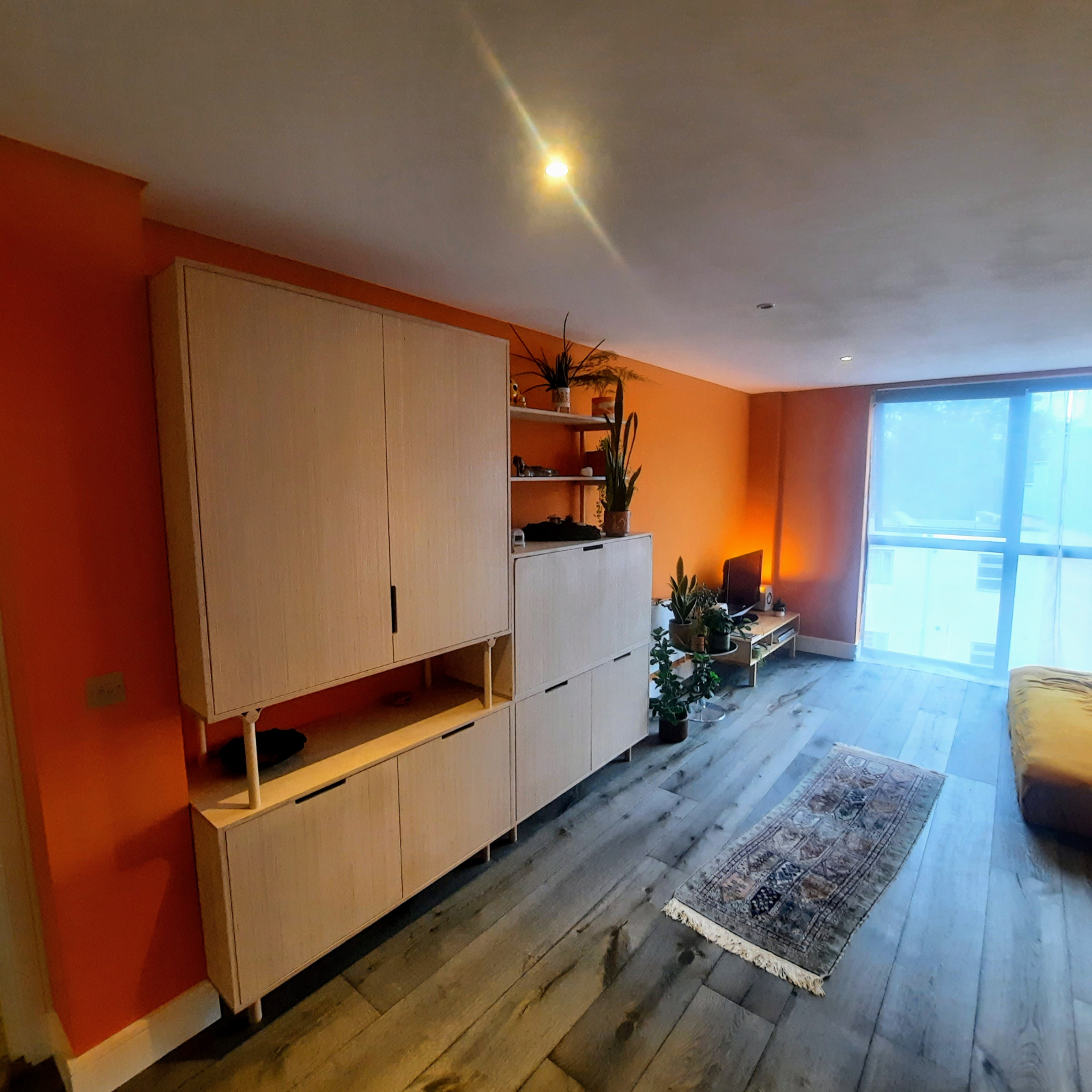 Sala de estar com grandes janelas