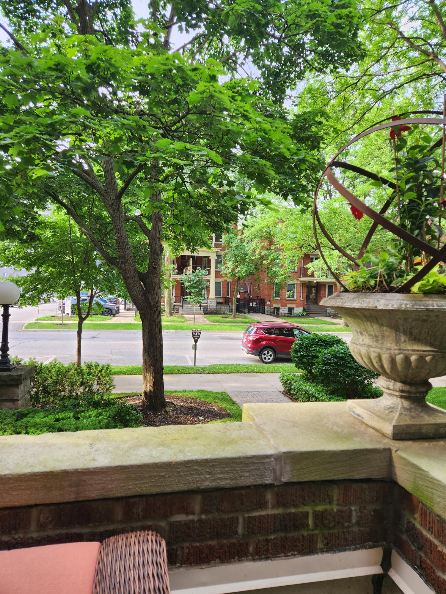 Blick vom Balkon auf die Straße