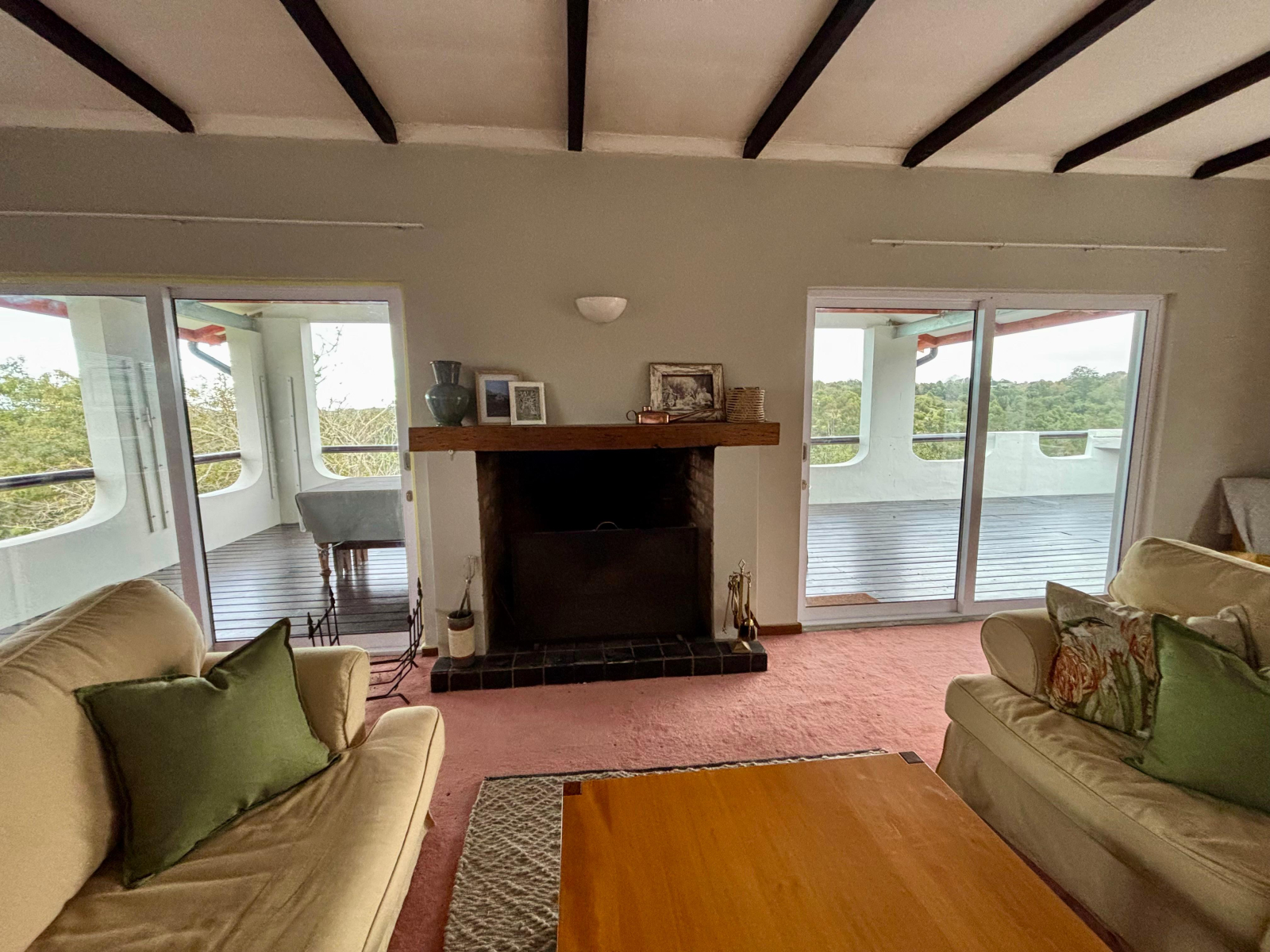 Lounge aconchegante com lareira que dá para o pátio