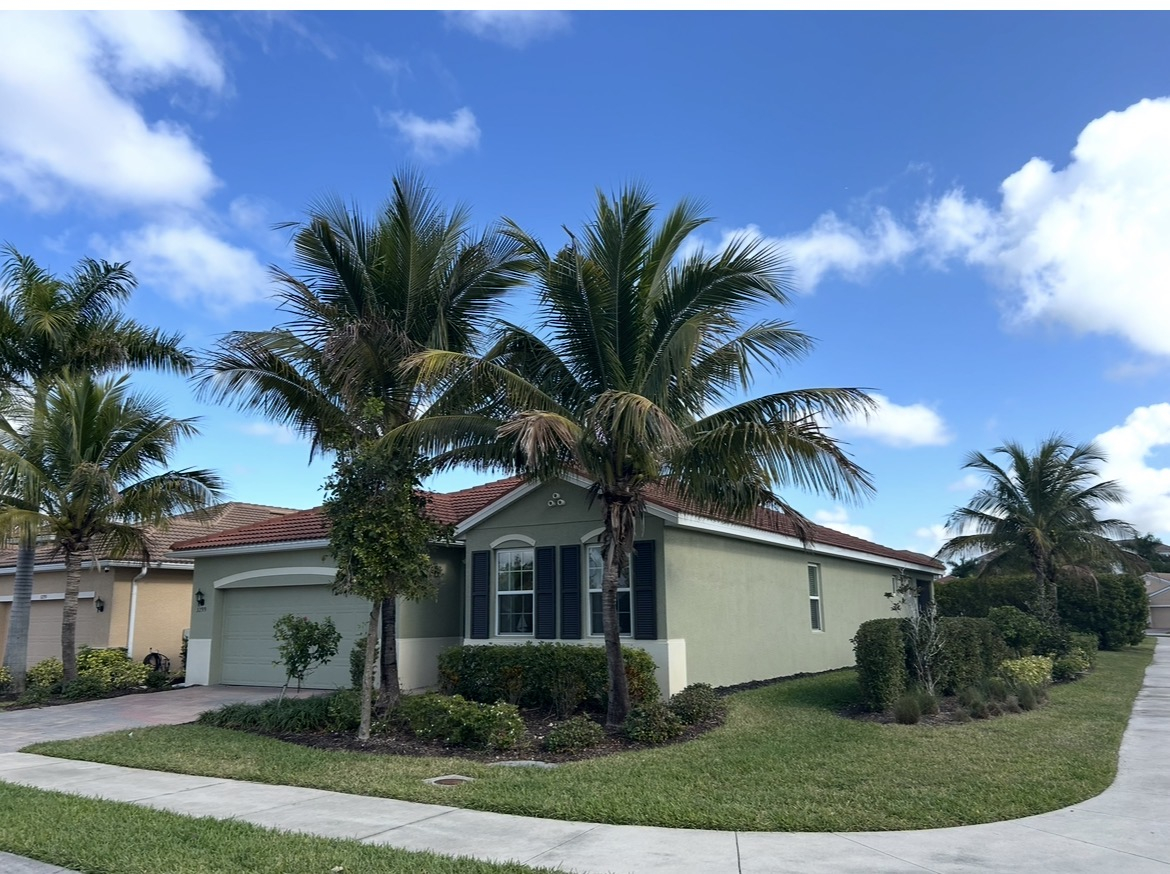Una casa acogedora y espaciosa en el suroeste de Florida con gimnasio, piscina comunitaria y muchos senderos para caminar. Algunas de las mejores playas de Florida están a solo 40 minutos.