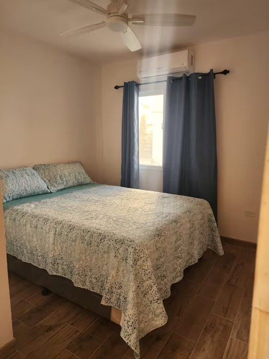 Bovenslaapkamer, airco en plafondventilator