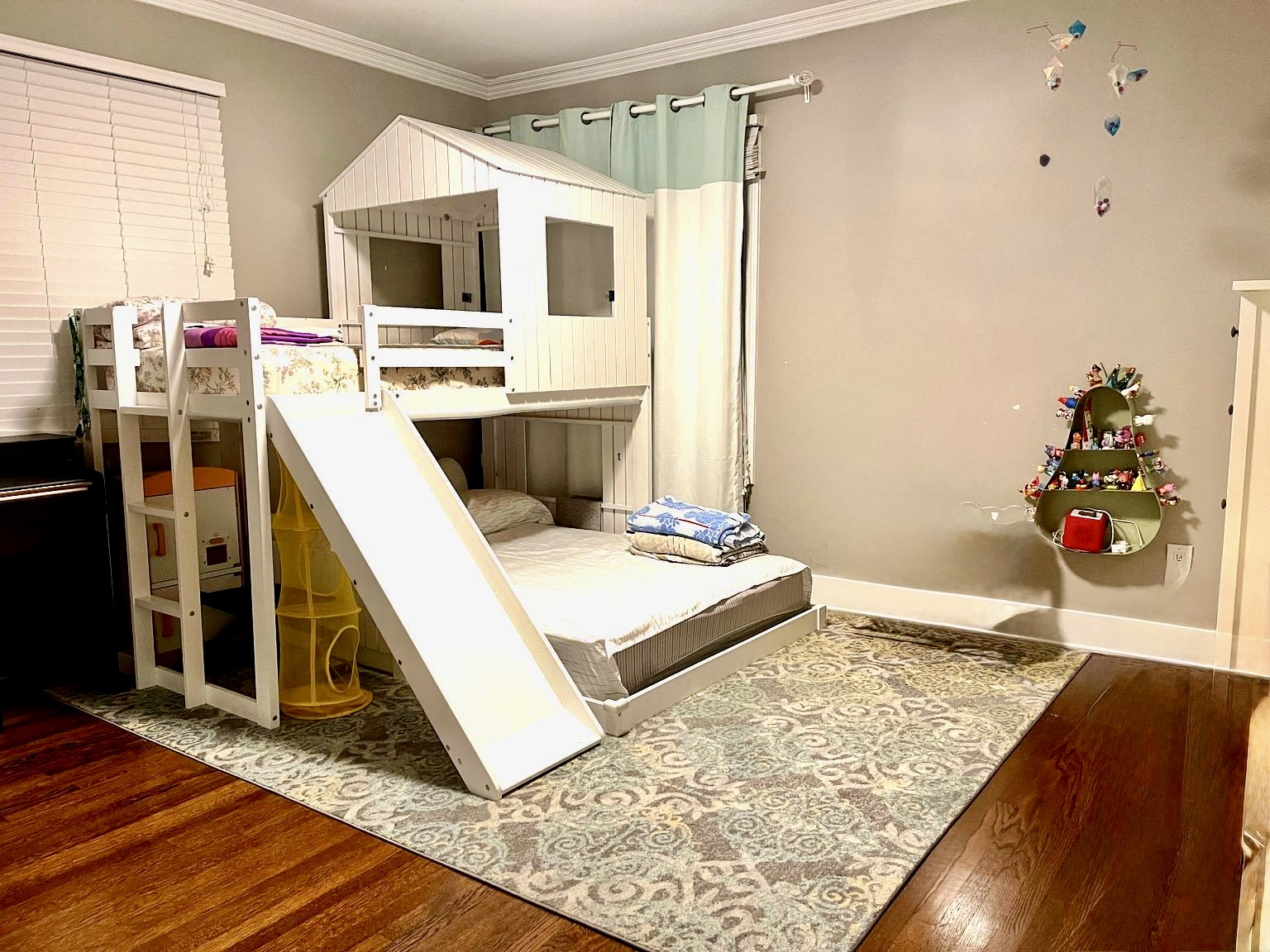 Schlafzimmer mit einem Etagenbett - zwei Einzelbetten oben und ein großes Bett unten.