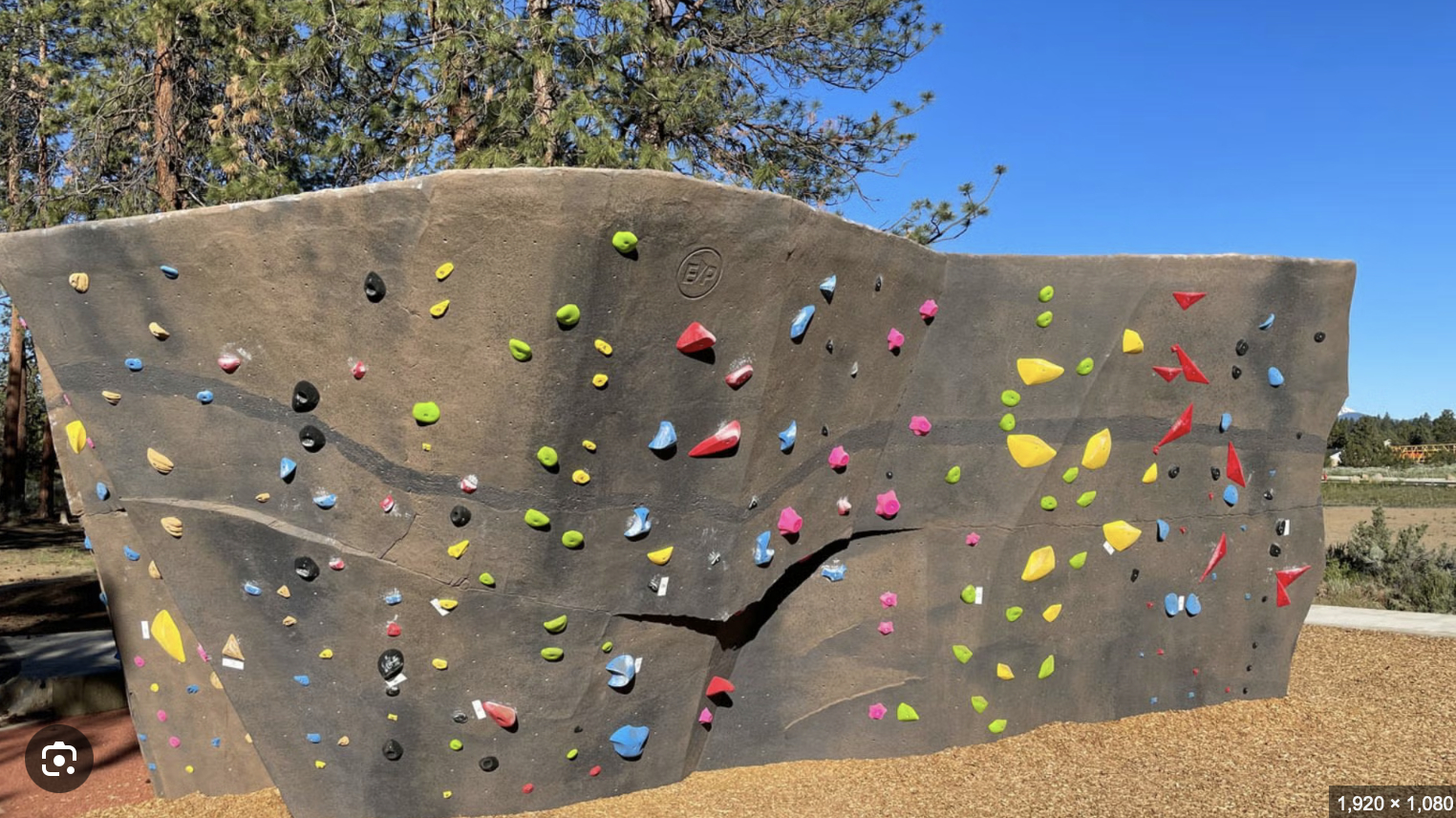 Alpenglow Park - 37 acri con parco giochi, pareti da arrampicata, area d'acqua, parco per cani, sentieri pedonali, musica dal vivo ed eventi. Proprio di fronte alla casa.