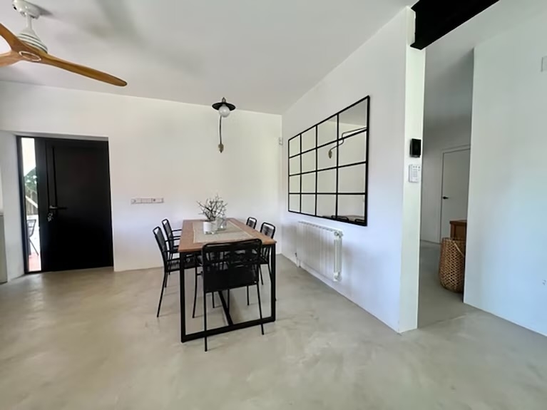 Design 3-bedroom chalet 10-min walk to the beach with studio-office by the pool