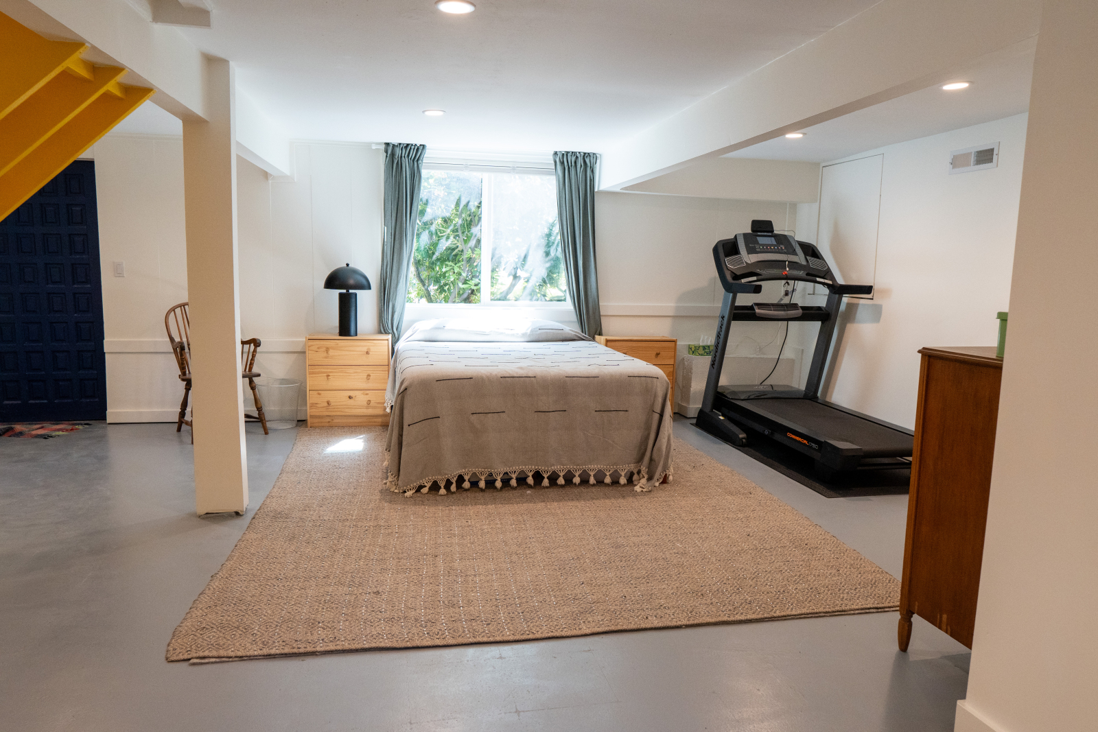 Kelder. Queen size bed