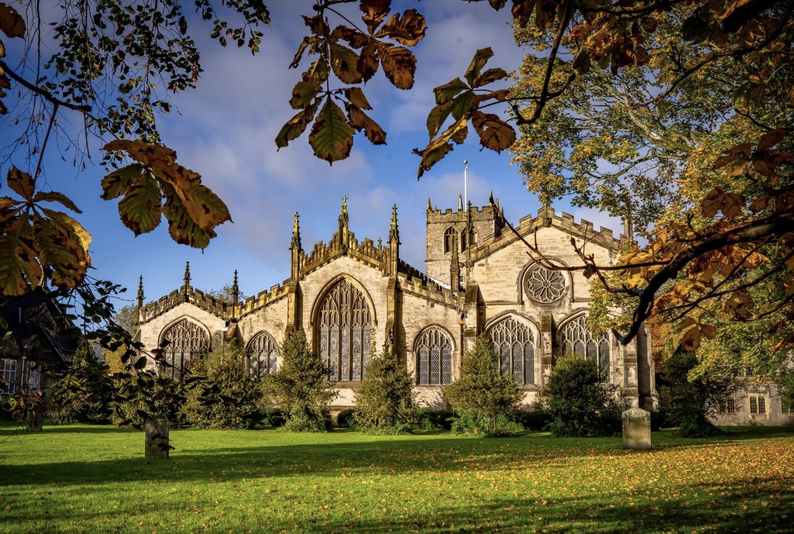 Igreja Paroquial de Kendal, uma bela vista da casa na margem oposta do rio, aberta diariamente para ...