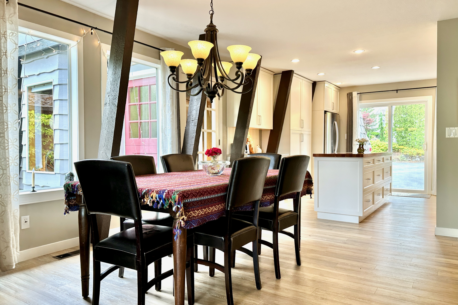 Guardando dal soggiorno verso la zona pranzo e la cucina.