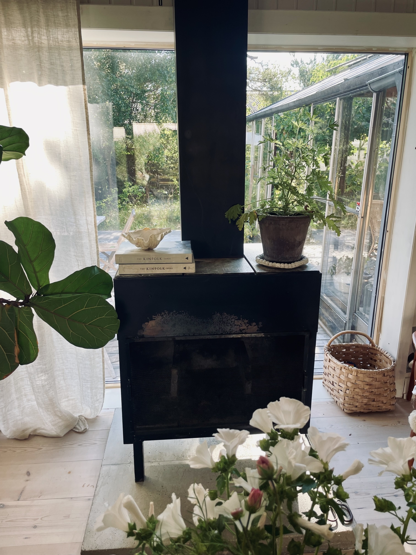 Social beach house by the most beautiful beach in Sweden. Close to nature, several white beaches, tranquility of Österlen and close to buzzing Copenhagen.