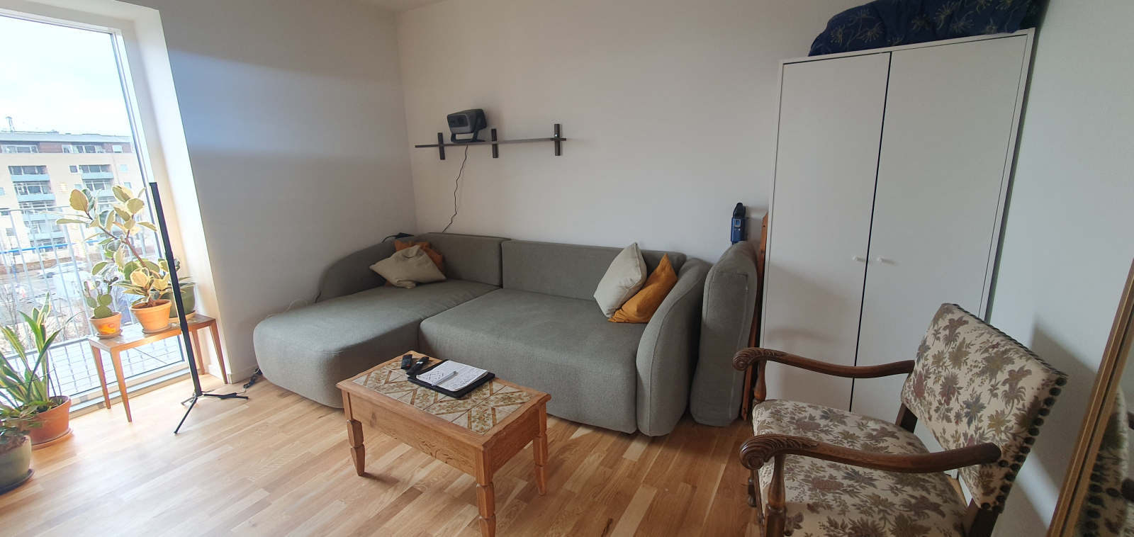 Spacious living room with sofa bed that can sleep two