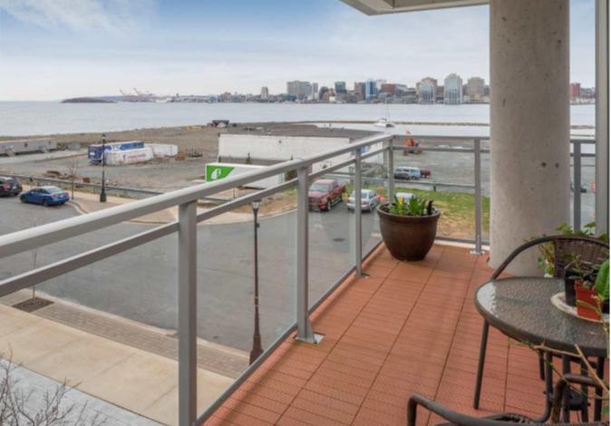 Notre balcon, qui capte le soleil du matin. Nous avons une petite table et quatre chaises.