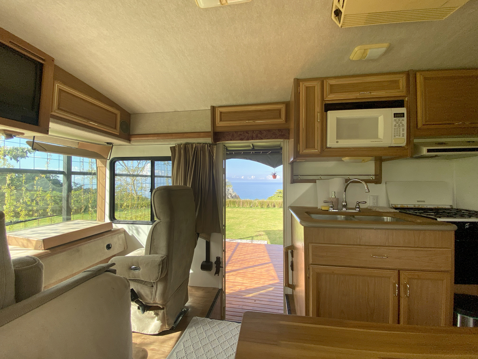 Kitchenette, la vista es al océano y ahora hay un área de bienestar con terraza de yoga en frente.