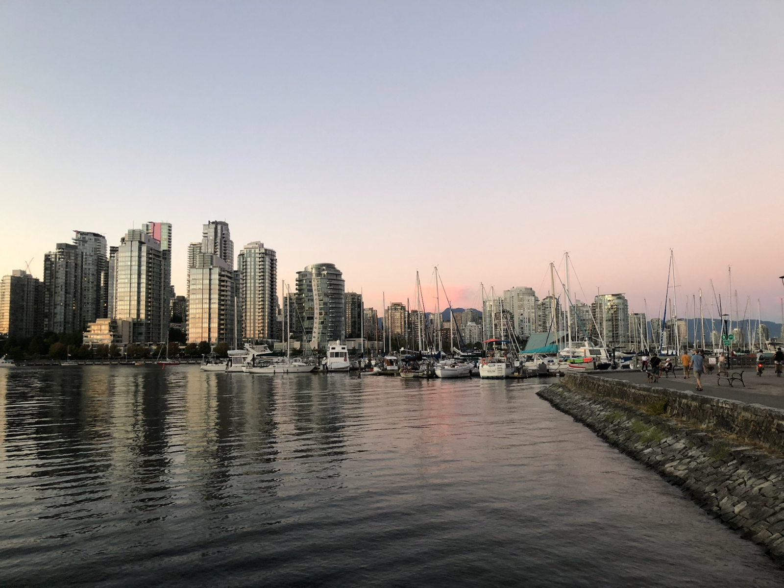 El horizonte de Vancouver desde el malecón alrededor de False Creek. 
.