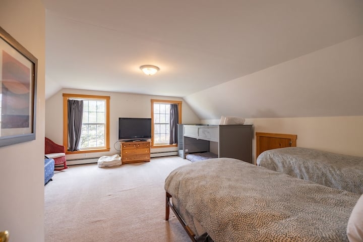 Family home in the Maine mountains, with direct access to trails, walk to Bethel, and 10 min to Sunday River!