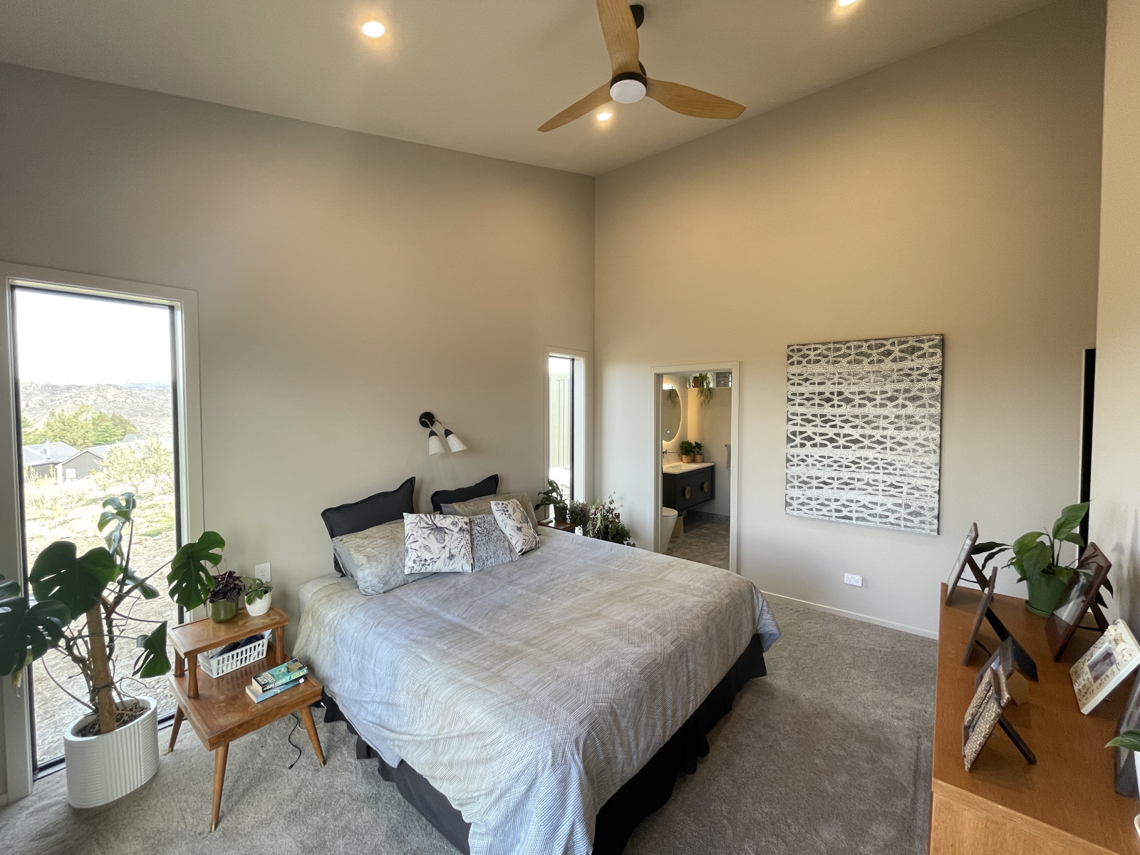 Hauptschlafzimmer mit Super-Kingsize-Bett und eigenem Bad. Der begehbare Bademantel wird verschlosse ...