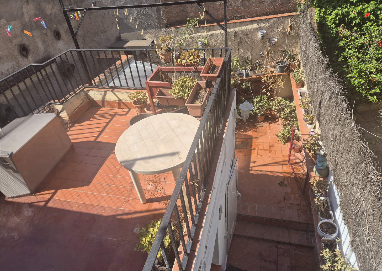 Terraço no andar de cima com acesso a partir do quarto 2 - Aqui você também pode ver o terraço do an ...