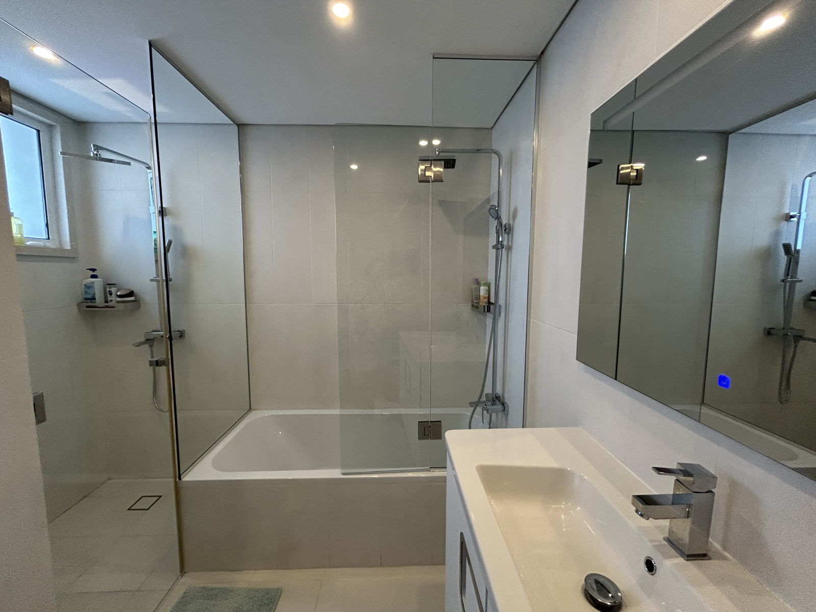 O quarto principal tem banheiro principal.