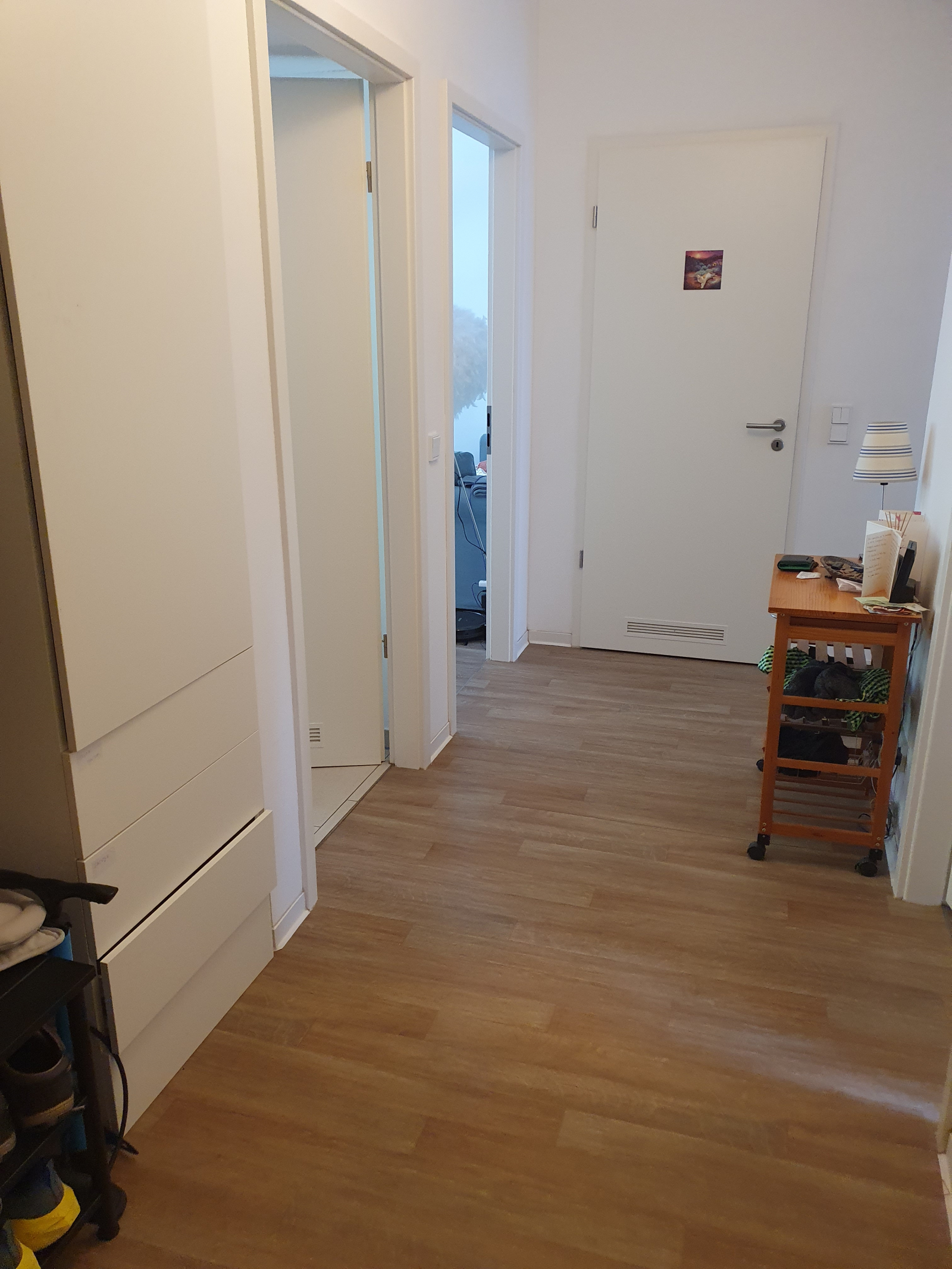 Un appartement spacieux et verdoyant est proche du parc et de la vie urbaine