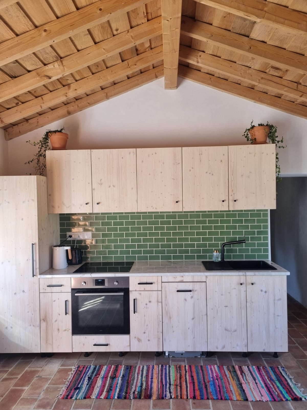 La cuisine a tout ce qu’il faut pour un séjour relaxant. (La machine à café vient d’être commandée pour que la journée commence aussi merveilleusement ici.)